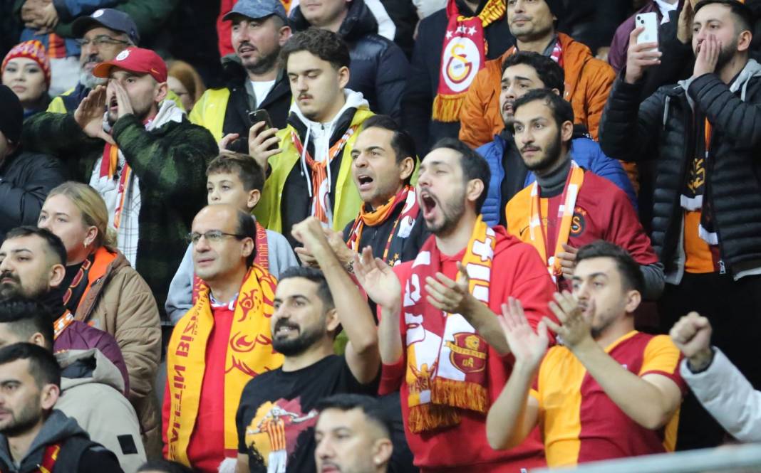 Galatasaray'ın muhteşem geri dönüşünden çok özel resimler: Tribünler şov yaptı 39